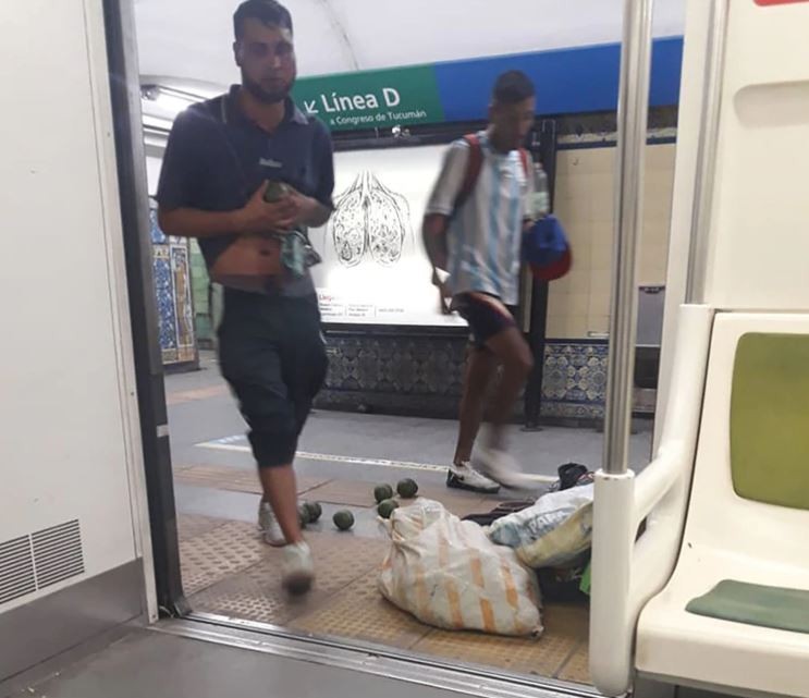 Pánico en el subte: dos vendedores de palta se pelearon a cuchillazos | Actualidad