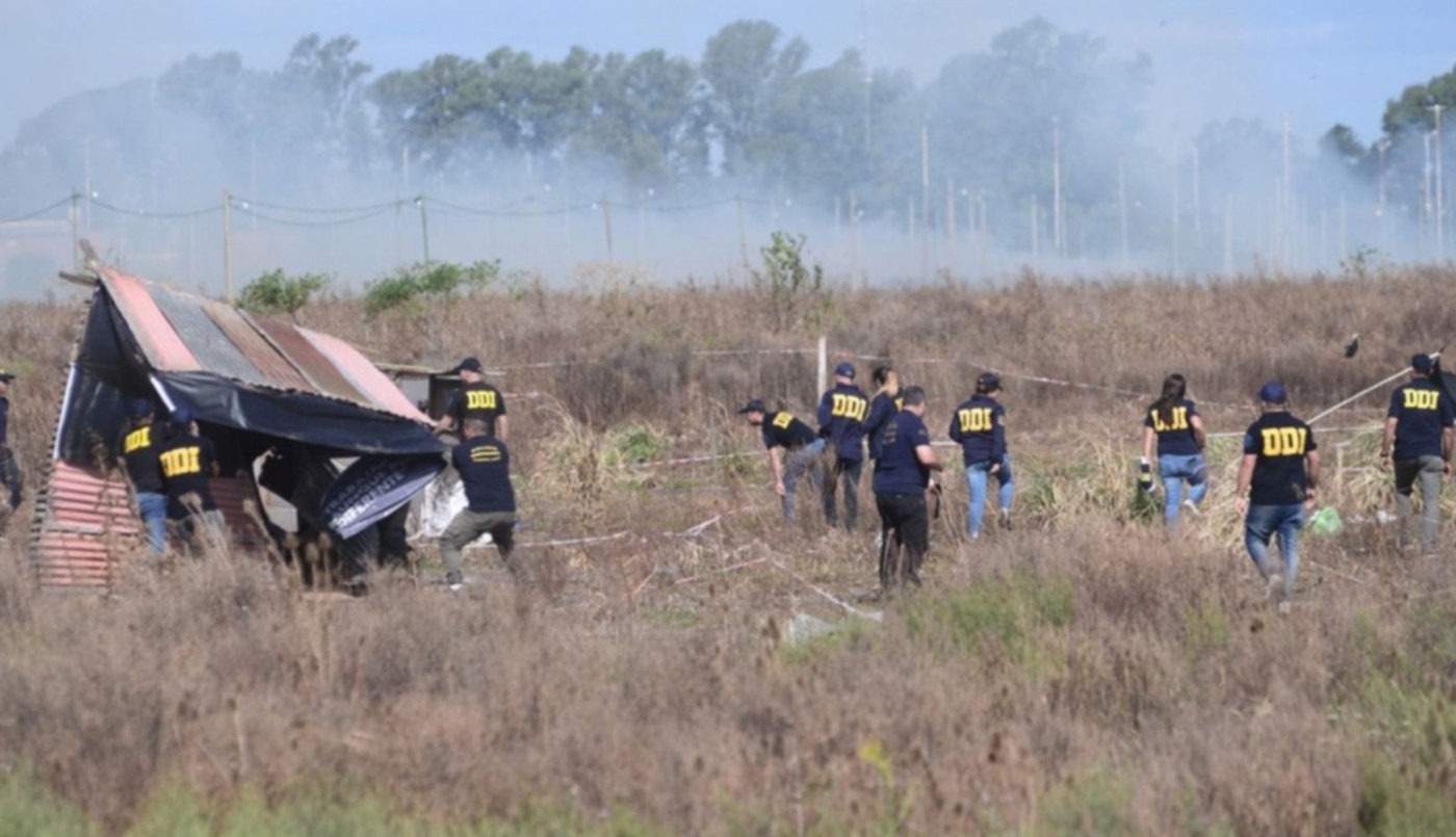 La Policía desalojó "La Aviación" un grupo de terrenos ocupados en Los Hornos | Actualidad