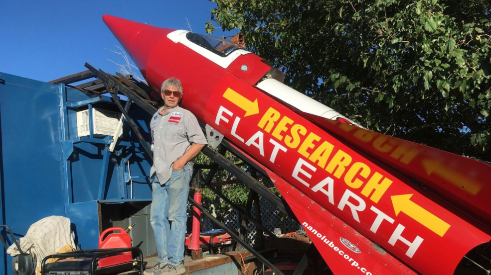 Murió el terraplanista Mike Hughes en un fallido lanzamiento del cohete con el que intentaba demostrar su teoría | Internacionales