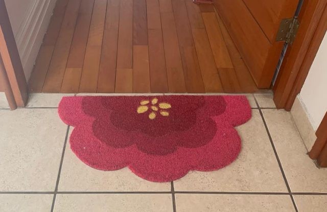 El insólito mensaje de una mujer que le pidió a su vecino cambiar el felpudo de su puerta | Actualidad