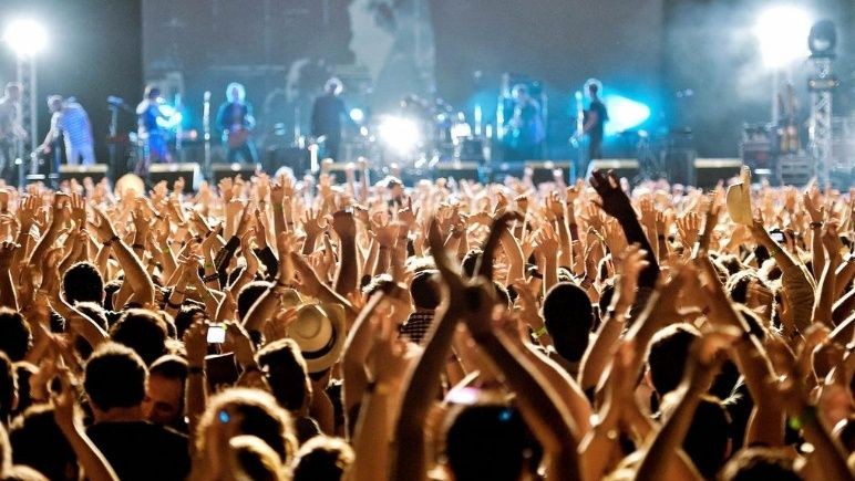 Suiza prohíbe toda actividad con más de mil personas a causa del coronavirus | Internacionales