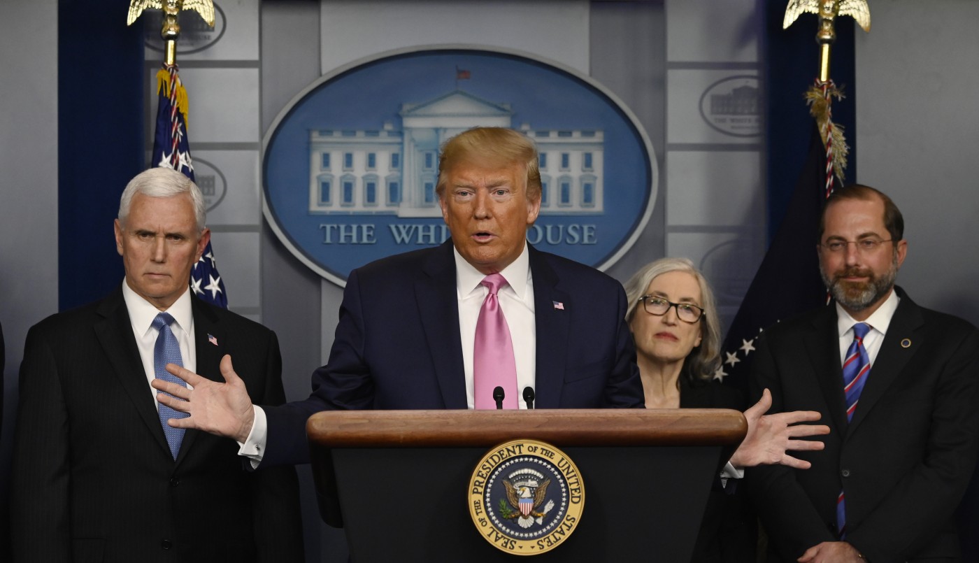 Trump anunció nuevas restricciones tras la primera muerte por coronavirus | Internacionales