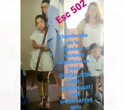 Vuelta a clases: sin manos y con prótesis en las piernas, es abanderada | Redes