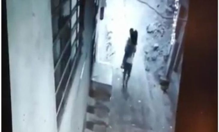 Violaron y mataron a una nena de 4 años: el video del momento en que un joven de 15 se la lleva | Internacionales