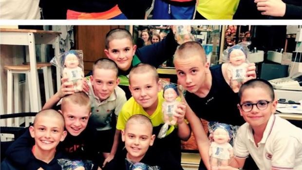 Sus amigos se raparon el pelo en solidaridad con su amigo que tiene leucemia | Curiosidades