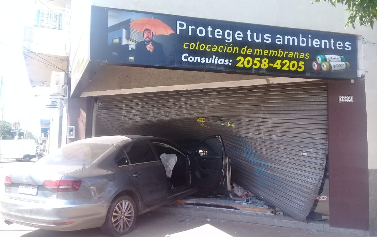 Persecución y choque en Ramos Mejía: dos delincuentes detenidos por el robo de un auto | Actualidad