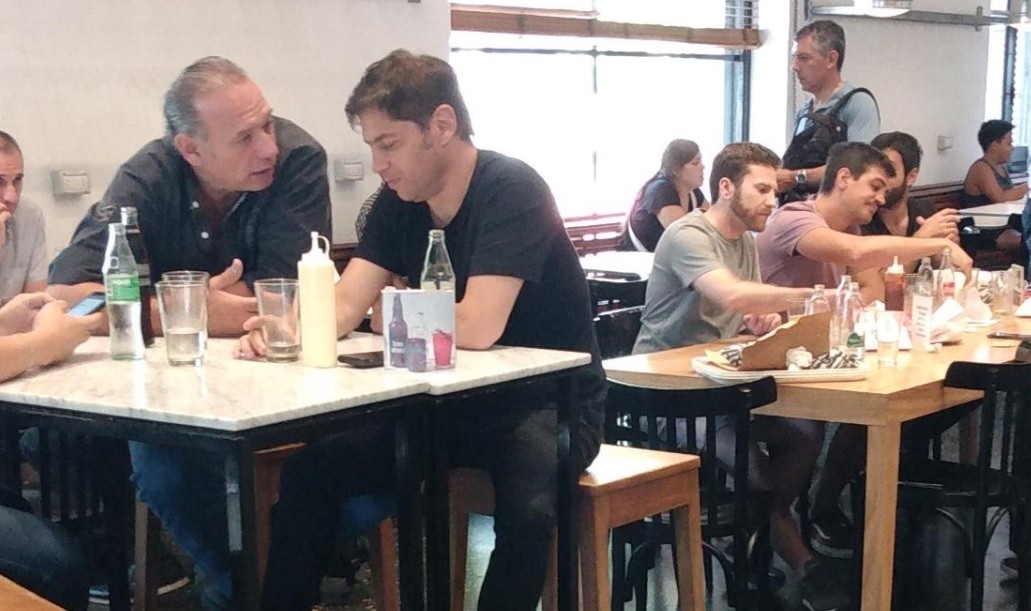 Sorpresa para los comensales: Kicillof y Berni almorzaron en una hamburguesería en La Plata | Redes