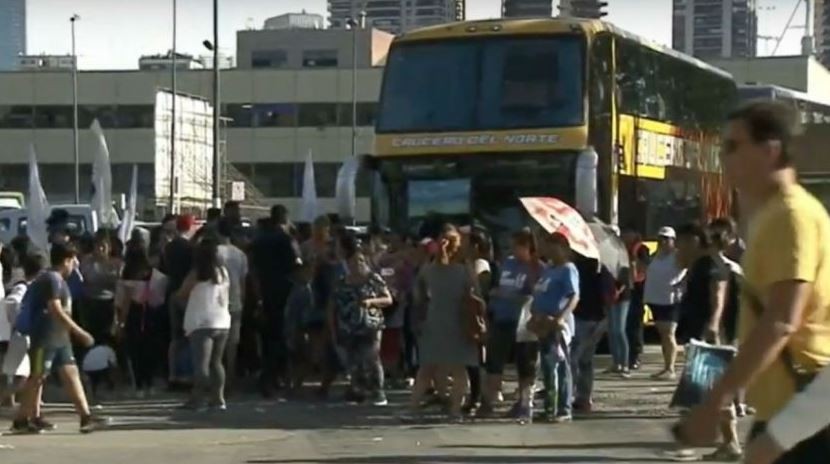 Protesta en la terminal de Retiro: impiden la entrada y salida de micros | Actualidad