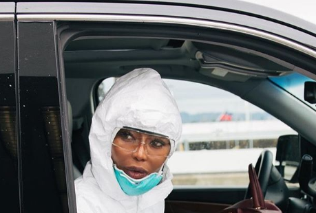Fotos: el extraño traje que usa Naomi Campbell para viajar en avión por el coronavirus | Espectáculos
