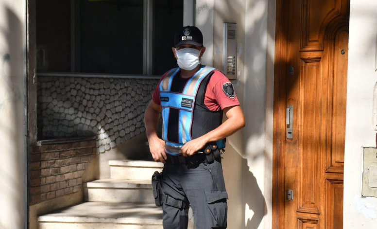 Volvió de Estados Unidos, su padre denunció que no cumplió la cuarentena y le pusieron custodia policial | Actualidad