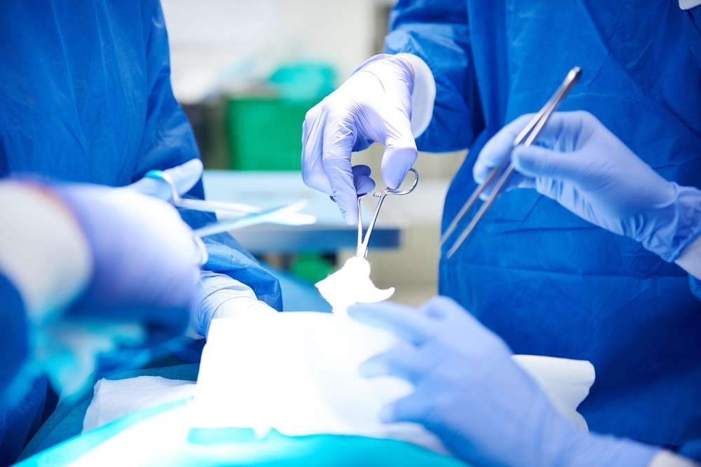 Denunciaron a un médico que regresó de viaje y fue a operar sin cumplir la cuarentena | Actualidad
