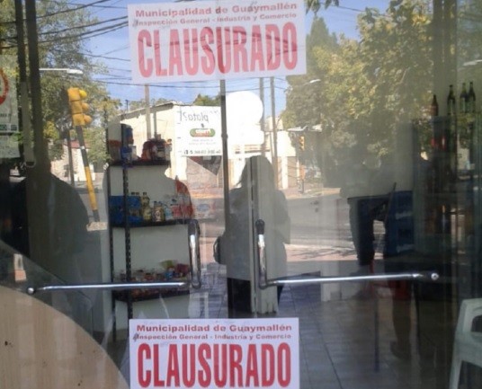 Cuarentena: estaban bebiendo cerveza en un drugstore con el dueño y terminaron todos detenidos | Actualidad