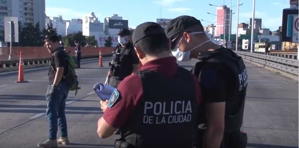 Insólito: lo frenó la policía en un control y argumentó que buscaba travestis para tener sexo en Constitución | Actualidad