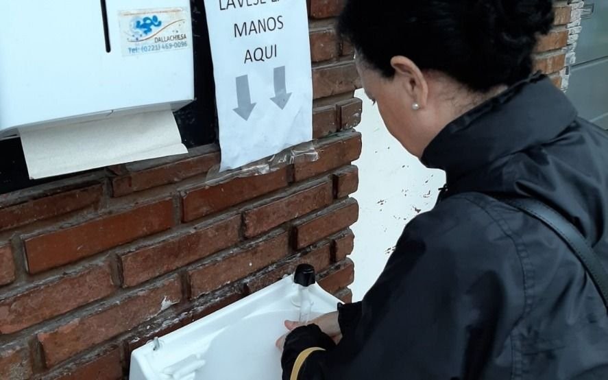 Por la falta de alcohol en gel, un supermercado puso una bacha para lavarse las manos | Actualidad