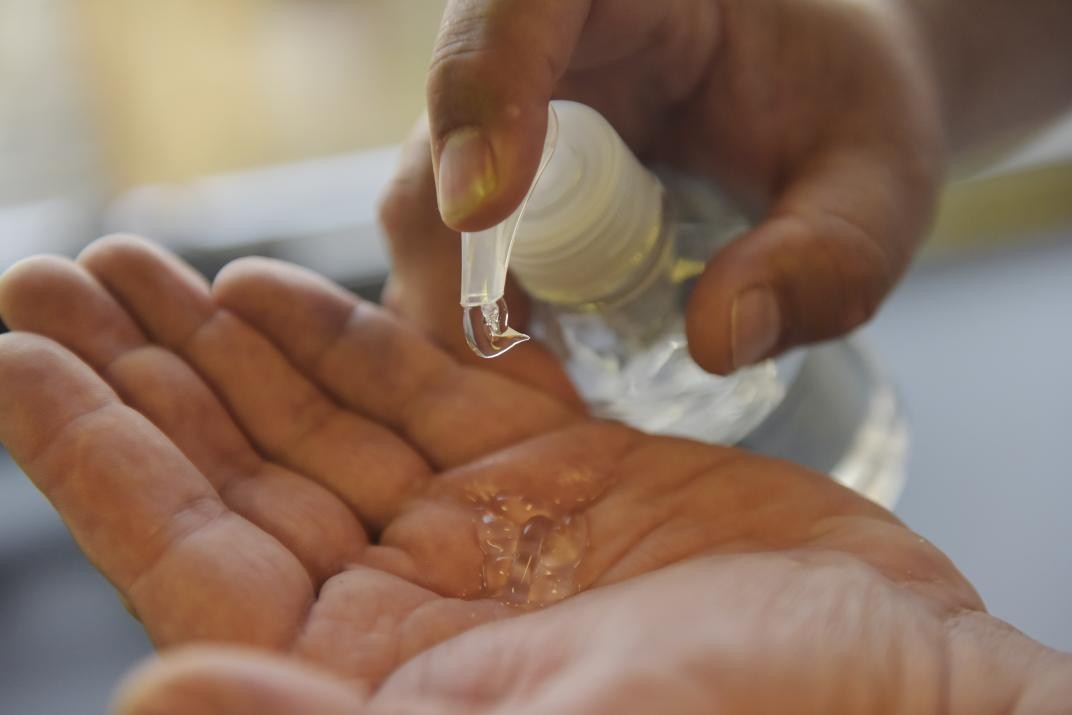 Investigan a Farmacity: tenía 9000 botellas de alcohol en gel en un depósito | Actualidad