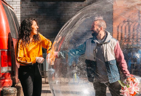 Amor en cuarentena: La vio desde el balcón y le mandó su número de celular con un dron | Curiosidades