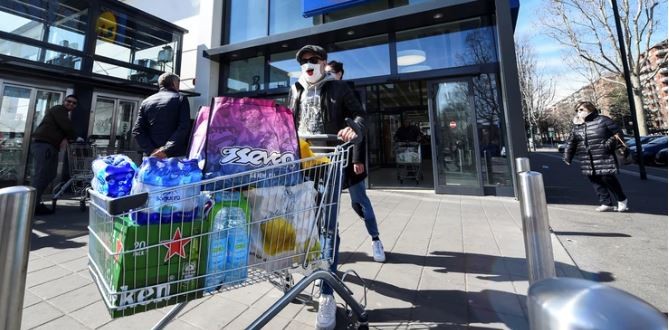 Por temor a saqueos y rebeliones, Italia repartirá bonos alimentarios en plena pandemia de coronavirus | Internacionales