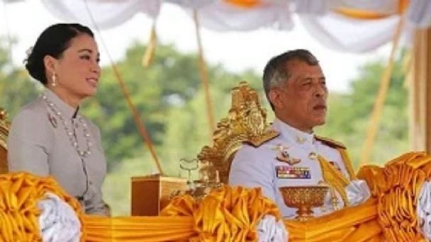 El rey de Tailandia pasa la cuarentena en un hotel alemán con sus 20 esposas | Internacionales