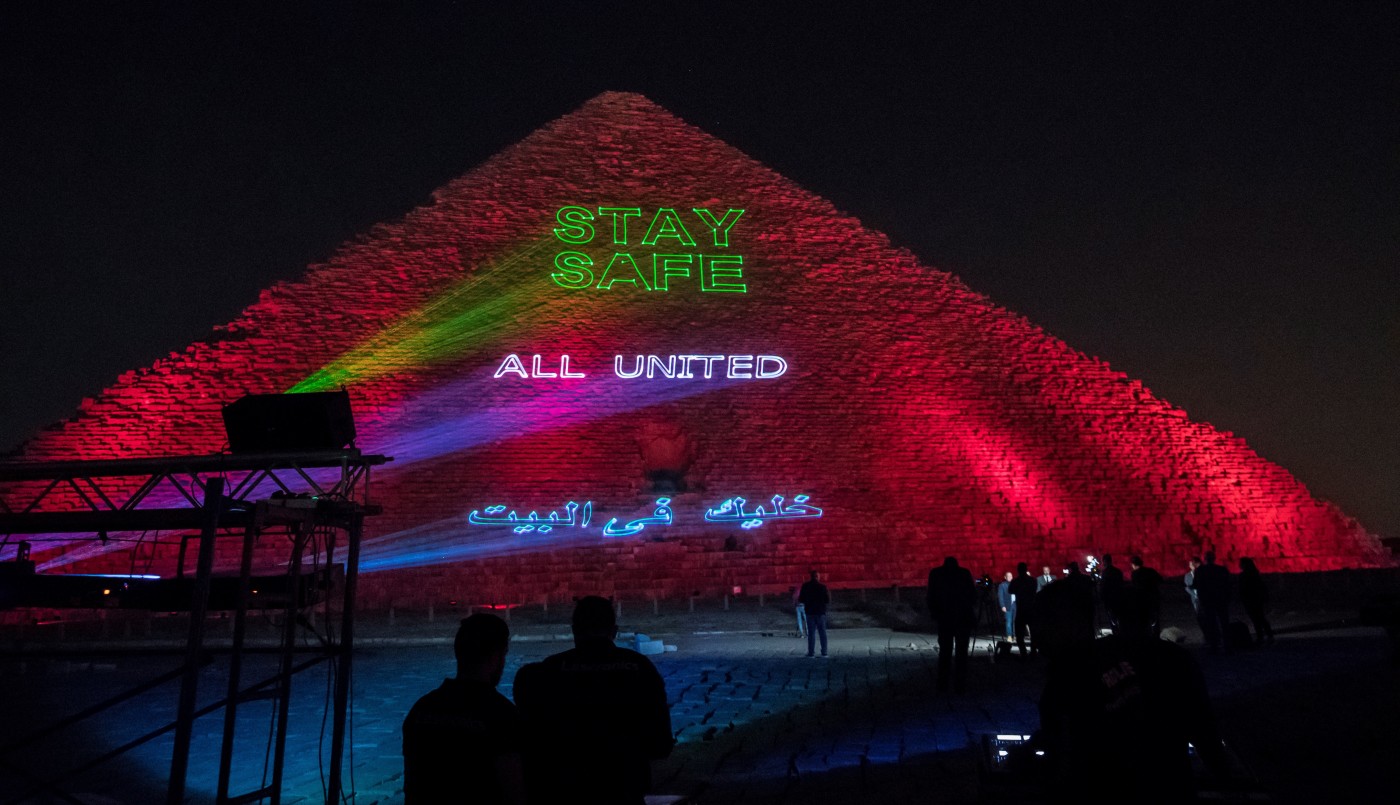 Coronavirus: la gran pirámide de Guiza fue iluminada con la frase "Quedate en casa" | Internacionales