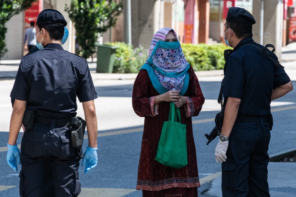 "Maquillate y no molestes a tu marido": polémicas recomendaciones de Malasia durante el aislamiento | Internacionales