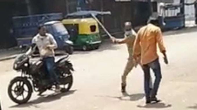 Video: castigan con palazos a quienes rompen la cuarentena en India y Pakistán | Internacionales