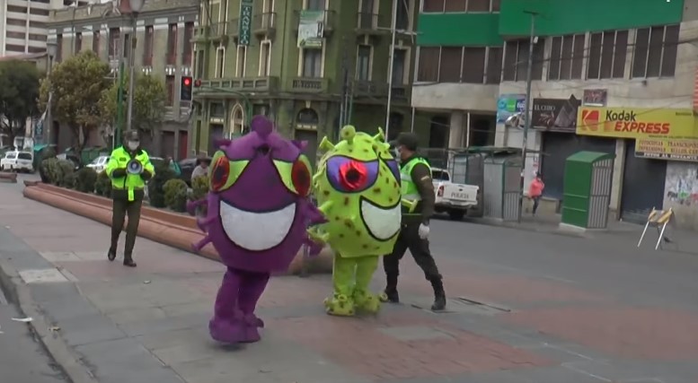 En Bolivia los policías se disfrazaron de coronavirus para visibilizar la pandemia | Internacionales