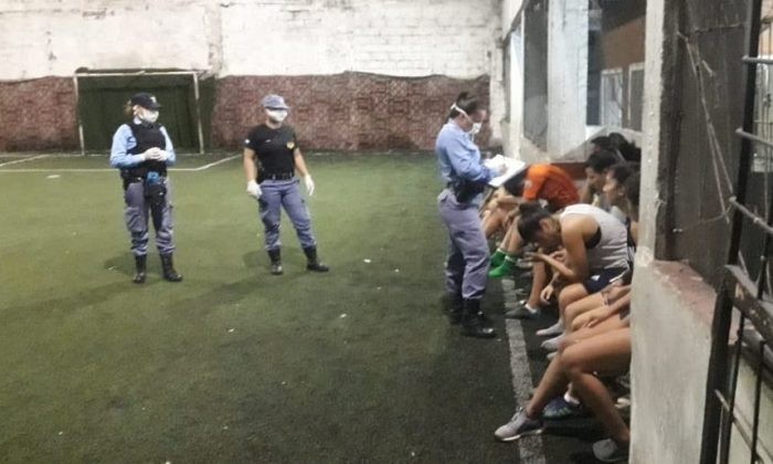 Chaco: detuvieron a 11 mujeres en una cancha cuando iban a jugar al fútbol | Actualidad