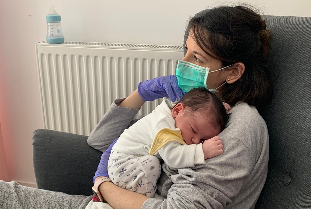 Testimonios de la pandemia: tener un hijo y no poder tocarlo | Internacionales