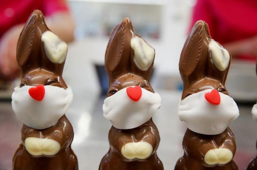 Pascuas: En Suiza venden conejos de chocolate con barbijo | Curiosidades