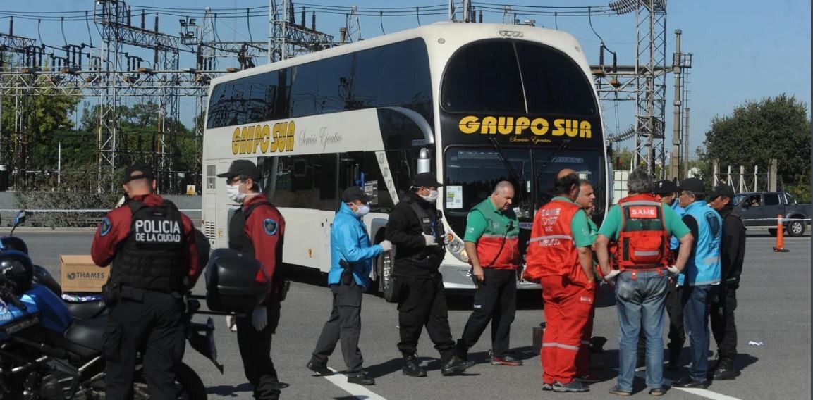 Interceptan en Parque Avellaneda otro micro con extranjeros procedentes de Mendoza | Actualidad