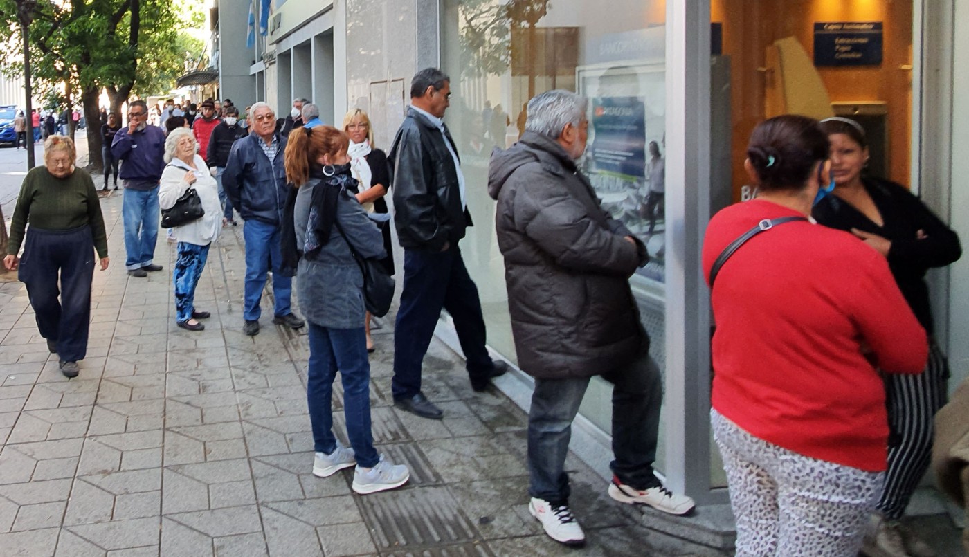 Resolución oficial: quiénes serán atendidos en los bancos este fin de semana | Actualidad