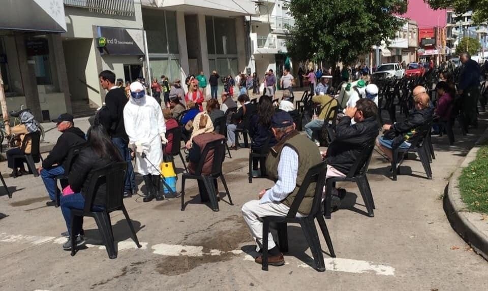 Fotos: en algunas ciudades pusieron sillas para que los jubilados esperen en la puerta del banco | Actualidad