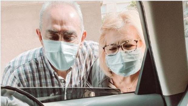 Video conmovedor: los abuelos que conocen a su nieta a través de la ventanilla del auto | Internacionales