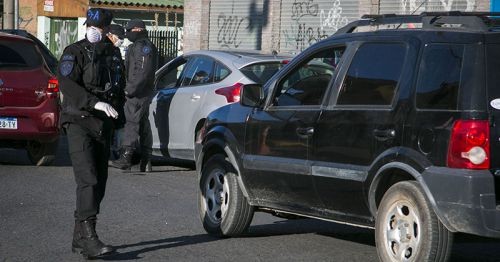 Detuvieron a una pareja que rompió la cuarentena y tenía sexo en el auto | Actualidad
