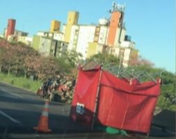 Un muerto y un herido al chocar un camión y un auto en la autopista Dellepiane | Actualidad