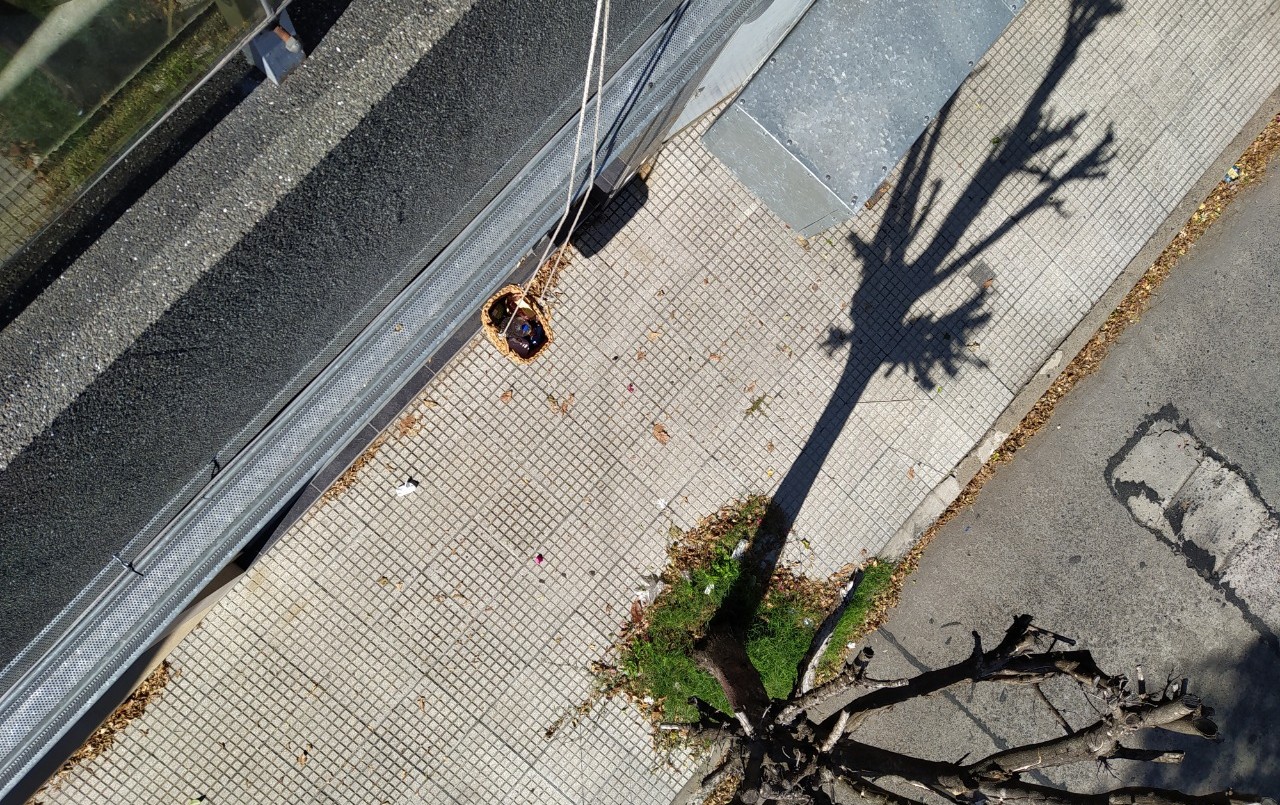 El hombre que regala alimentos en una canasta desde su balcón para los que lo necesiten | Actualidad