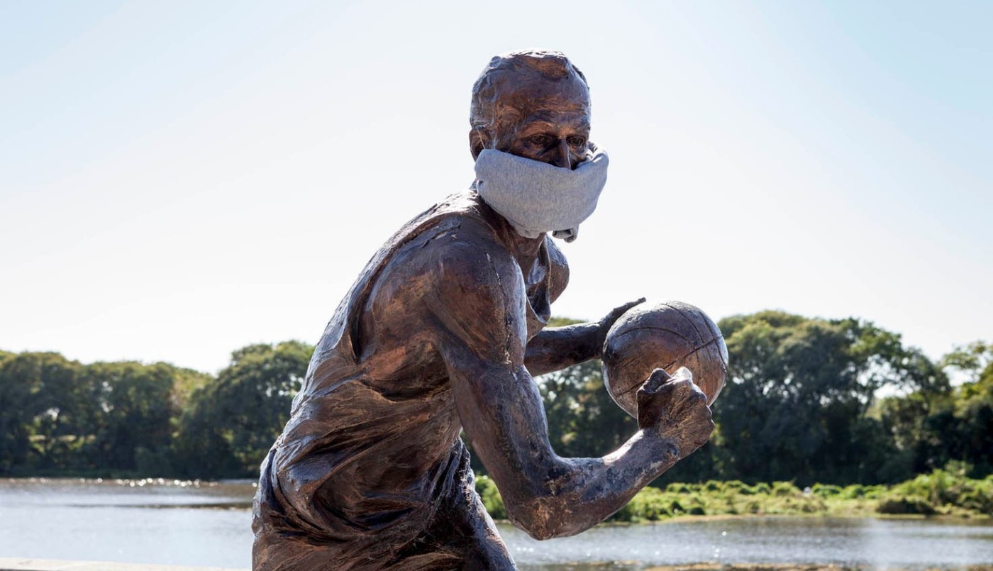 Concientización: estatuas porteñas amanecieron con tapabocas | Actualidad