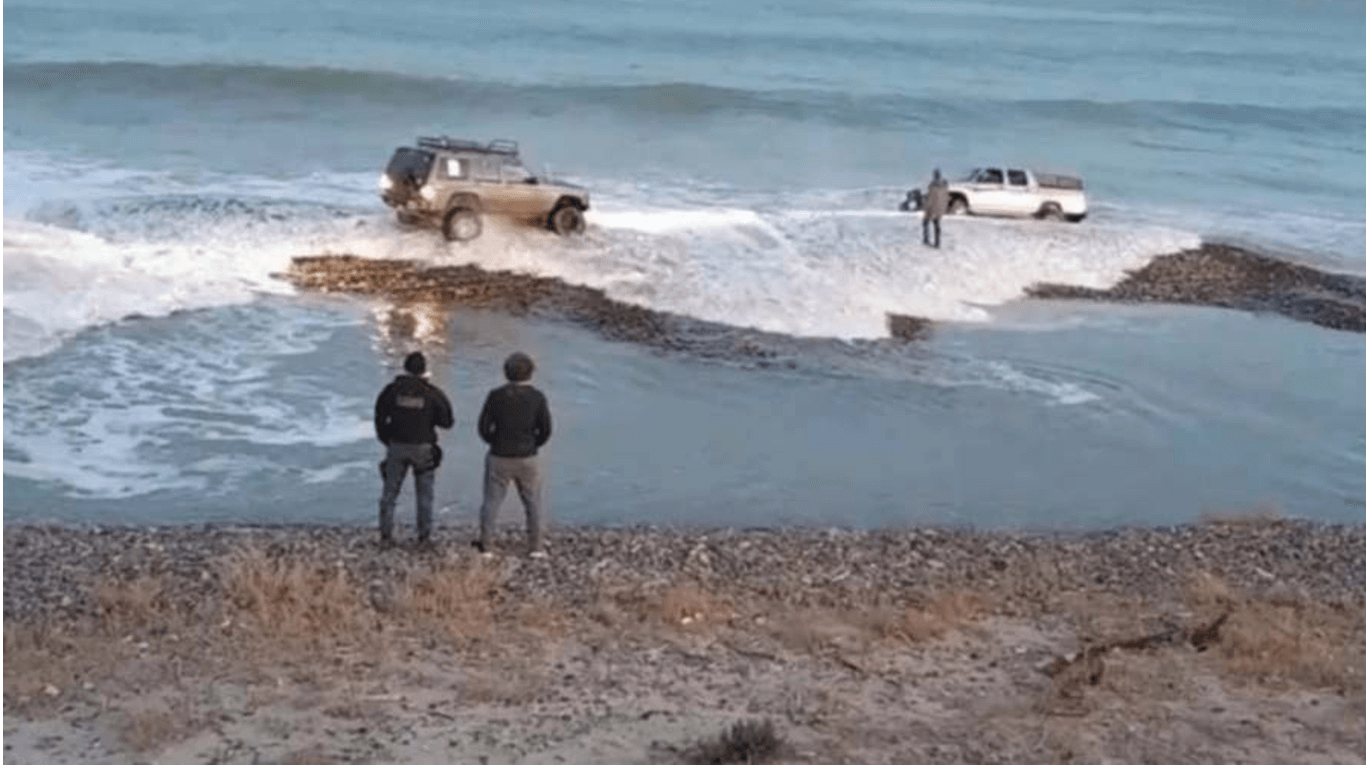 El karma de la cuarentena: se fue a pescar y el mar casi se lleva su camioneta | Actualidad
