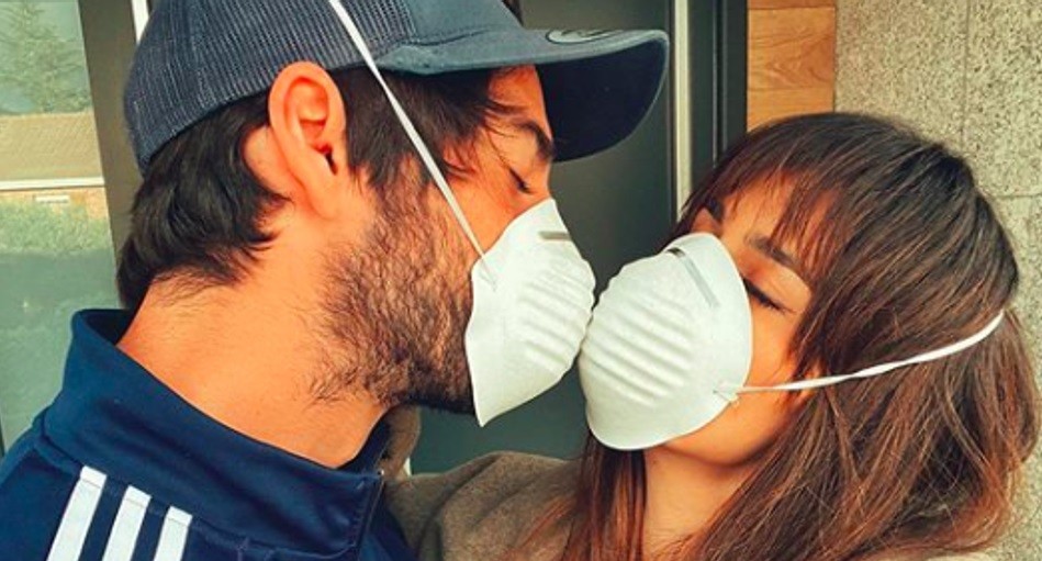 Se festeja el Día Internacional del Beso, sin beso | Internacionales