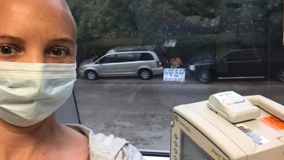 El hombre que acompaña a su mujer con cáncer desde la vereda de su casa | Curiosidades