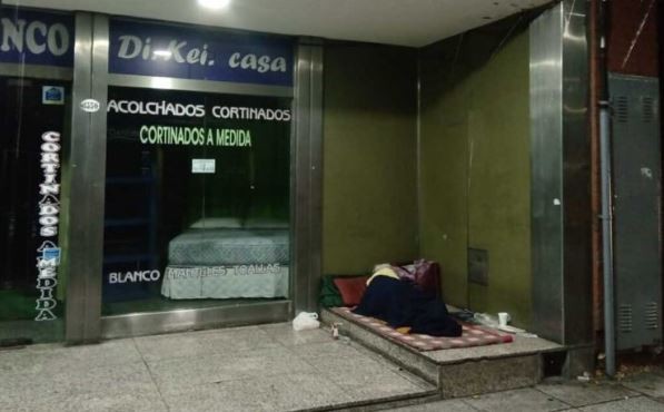 Una abuela sin hogar vive la cuarentena a la intemperie | Actualidad