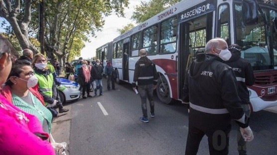 Mar del Plata: de 24 pasajeros en un colectivo, sólo 7 tenían permiso para circular | Actualidad