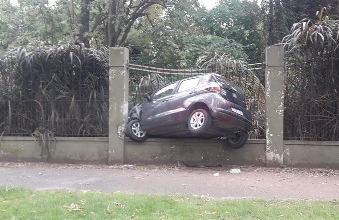 La Plata: una policía se estrelló con el auto contra las rejas del ex Zoo | Actualidad