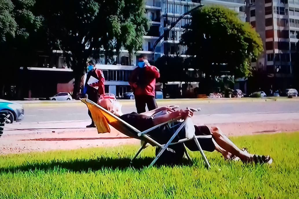 Tiene 85 años, fue a tomar sol a los bosques de Palermo y casi termina detenida | Actualidad