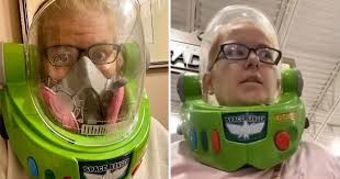 Video: la mujer que se puso el casco de Buzz Lightyear para ir al supermercado | Curiosidades