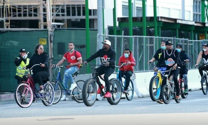 Mayweather rompió la cuarentena en Los Ángeles y salió a andar en bicicleta | Internacionales