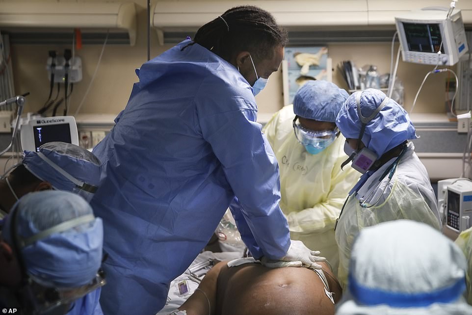Video y fotos: el momento en que los médicos reviven a un paciente con coronavirus | Internacionales