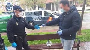 Violó la cuarentena para sacar a pasear a sus peces y fue detenido | Curiosidades