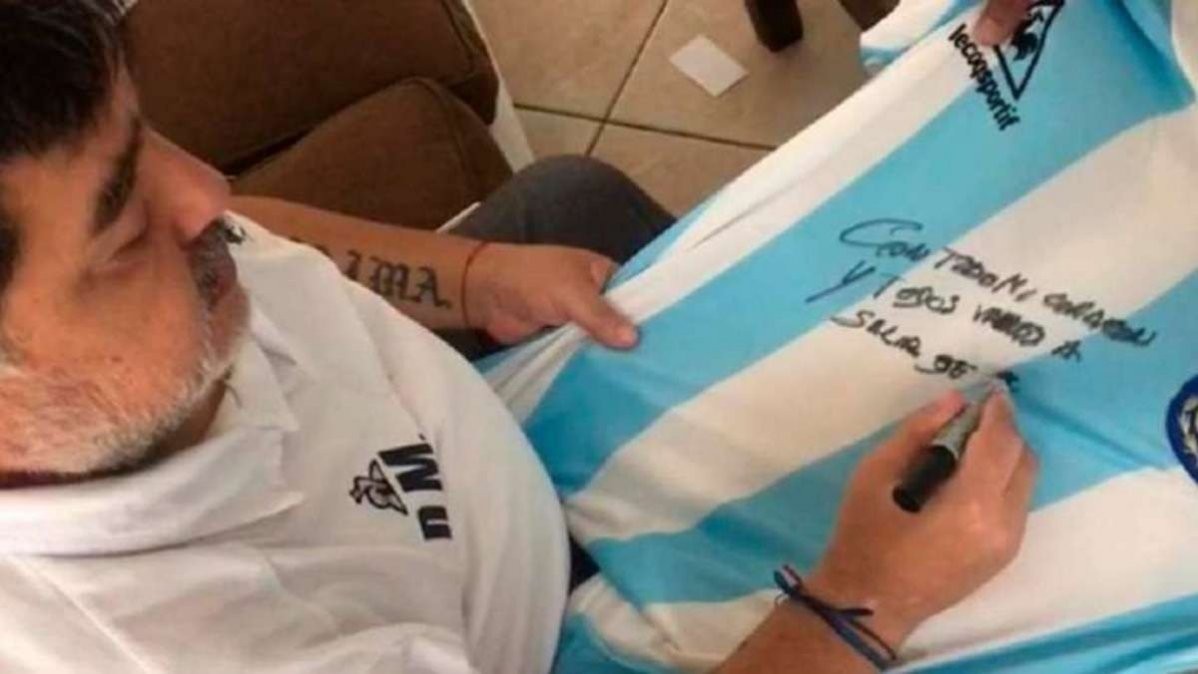Maradona obsequia camiseta de la selección argentina para subasta solidaria | Deportes