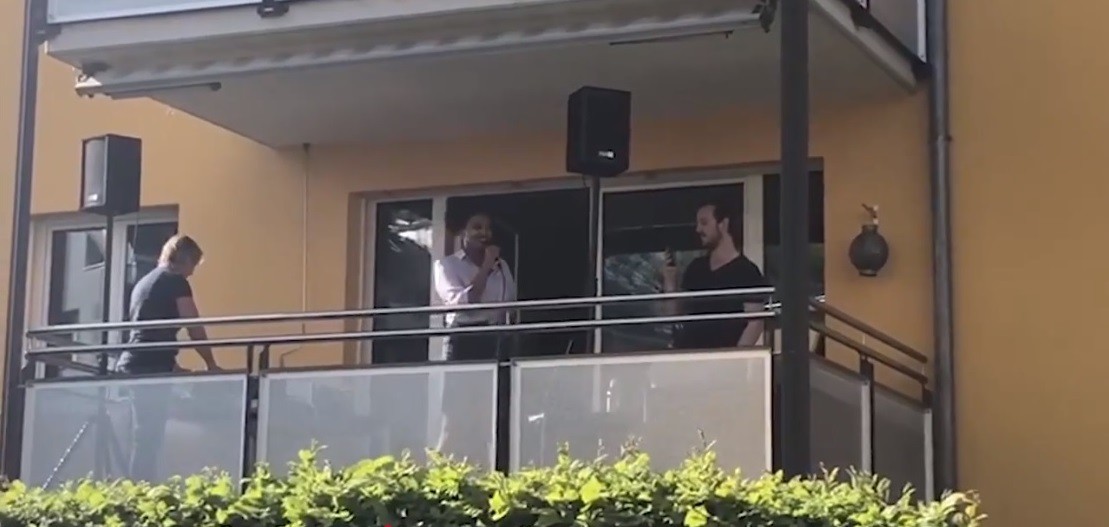 El recital en un balcón que terminó mal tras las quejas de un vecino | Curiosidades